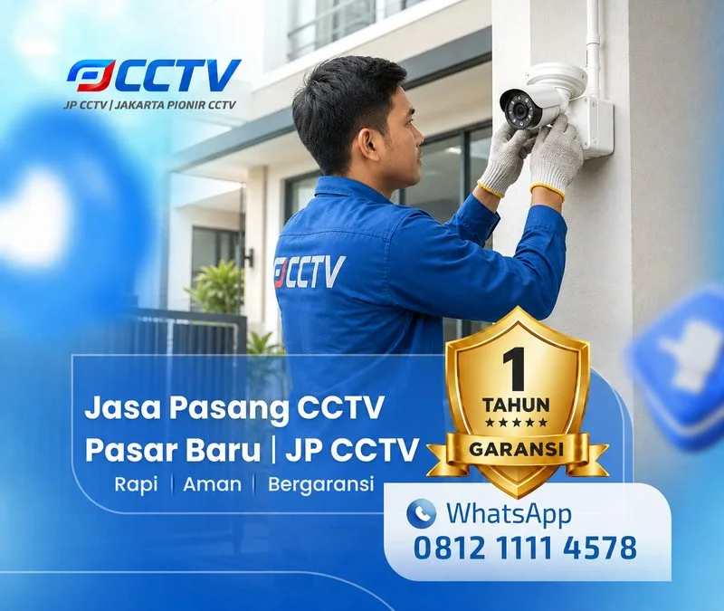 Teknisi Jasa Pasang CCTV Pasar Baru sedang melakukan instalasi
