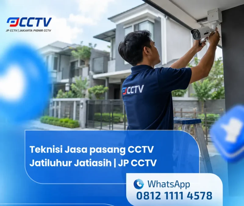 Teknisi JP CCTV sedang memasang kamera CCTV di area komplek rumah Jatiluhur Jatiasih